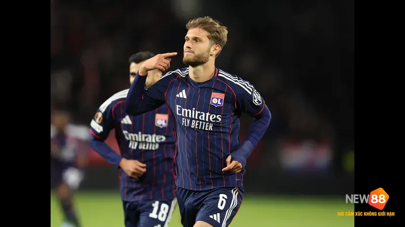 Hậu vệ Lyon cố gắng ngăn chặn cầu thủ Salzburg tiến lên phía trước trên sân cỏ Hậu vệ Lyon cố gắng ngăn chặn cầu thủ Salzburg tiến lên phía trước trên sân cỏ