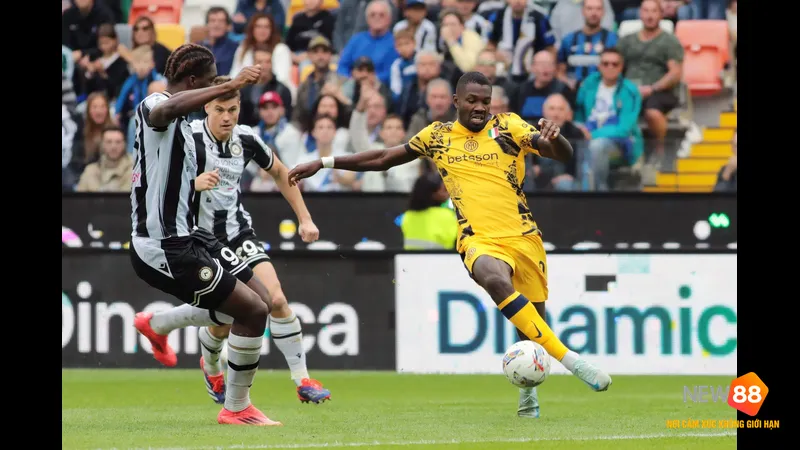 Cầu thủ Inter vượt qua phòng ngự Cremonese để tạo ra cơ hội ghi bàn Cầu thủ Inter vượt qua phòng ngự Cremonese để tạo ra cơ hội ghi bàn